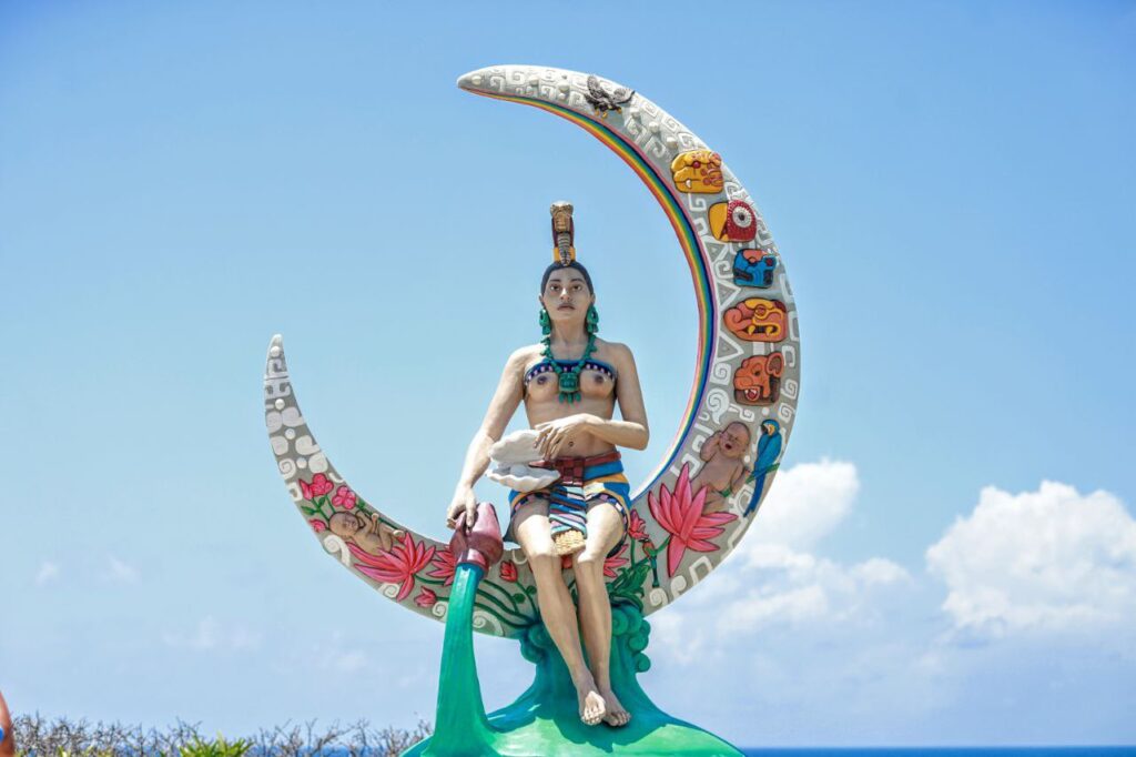 Escultura de La diosa Ixchel en Punta Sur Isla Mujeres, pequeño templo dedicado a la diosa de la fertilidad de Isla Mujeres