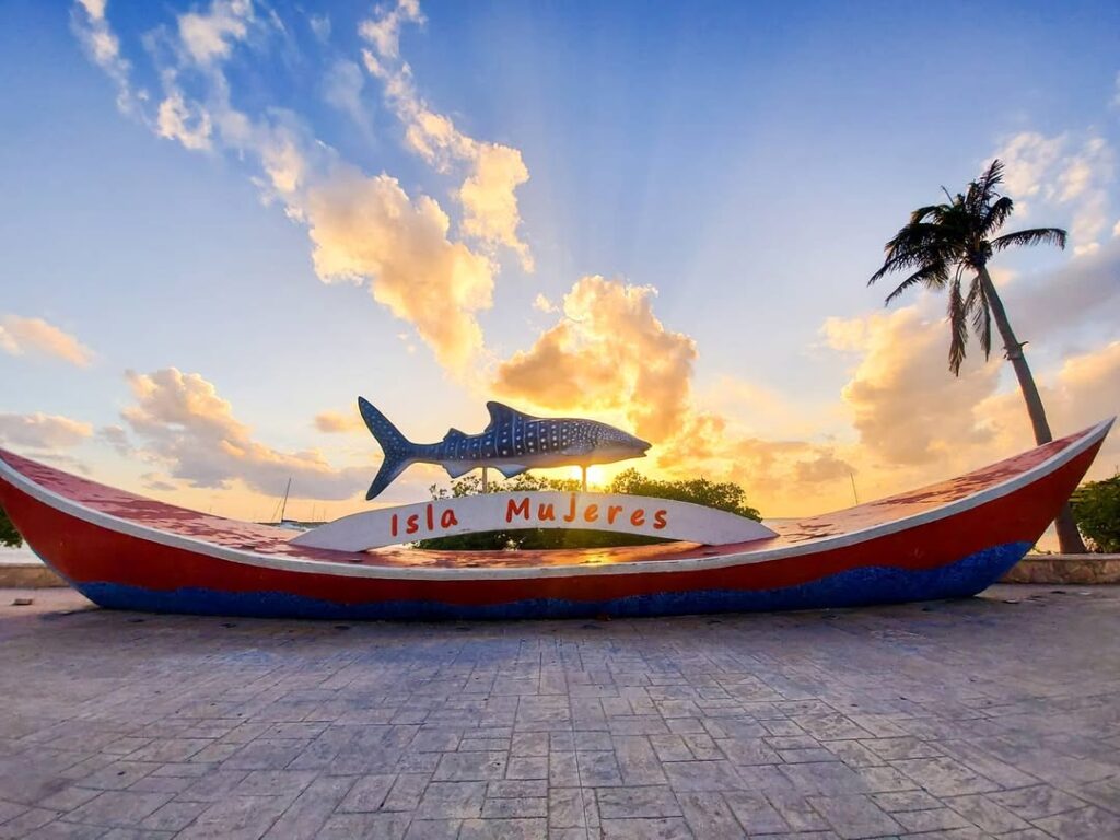 Monumento tiburón ballena Isla Mujeres