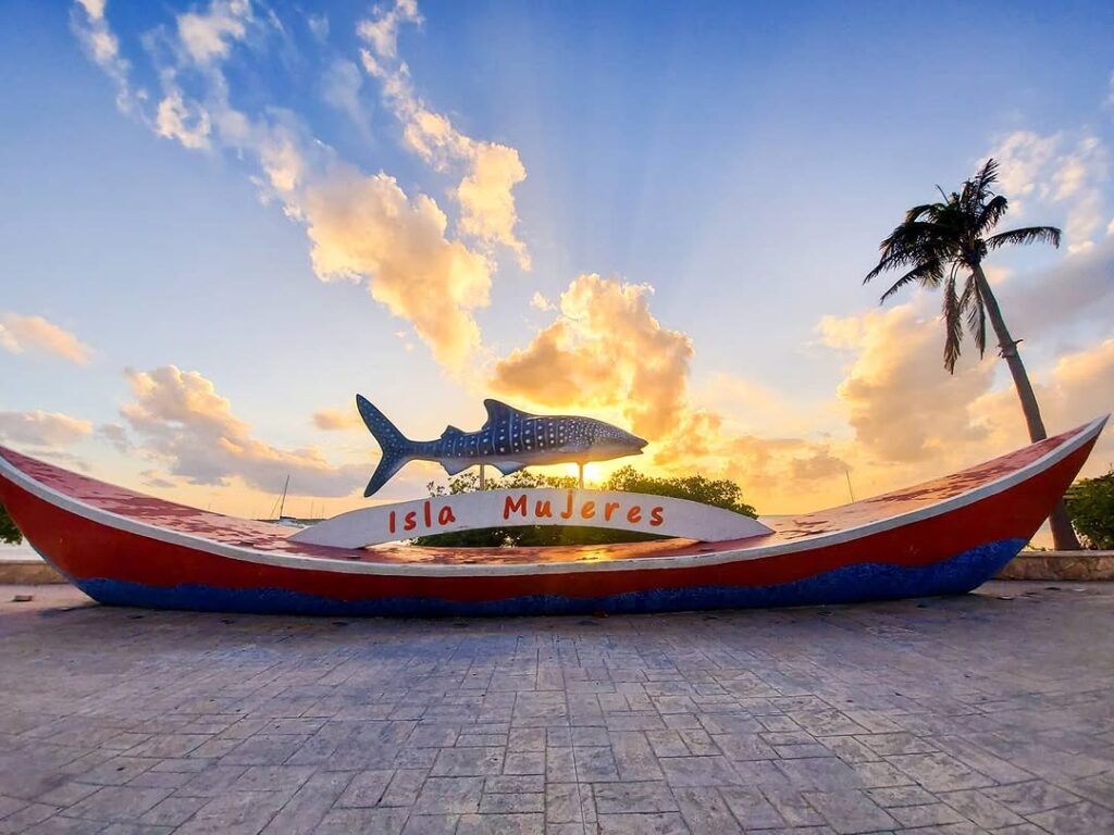 monumento tiburon ballena malecon del lado oeste